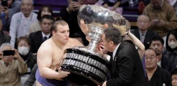 Ukrainian sumo wrestler achieves historic milestone in Japan