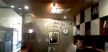 Gas cylinder blast shakes Pakistan Supreme Court, 12 injured during hearing -  VIDEO  