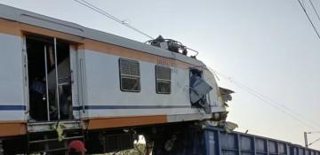 At least 7 killed in deadly two-train crash in India -   VIDEO 