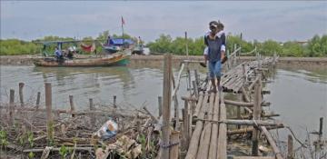 Six dead, 17 missing in Central Java landslide, Indonesia