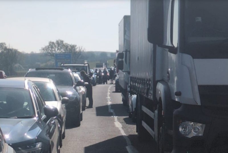 Major delays as serious crash shuts M40 near South Warwickshire 