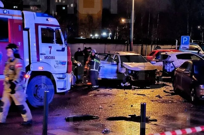 Explosion in Moscow injures two police officers -   VIDEO  