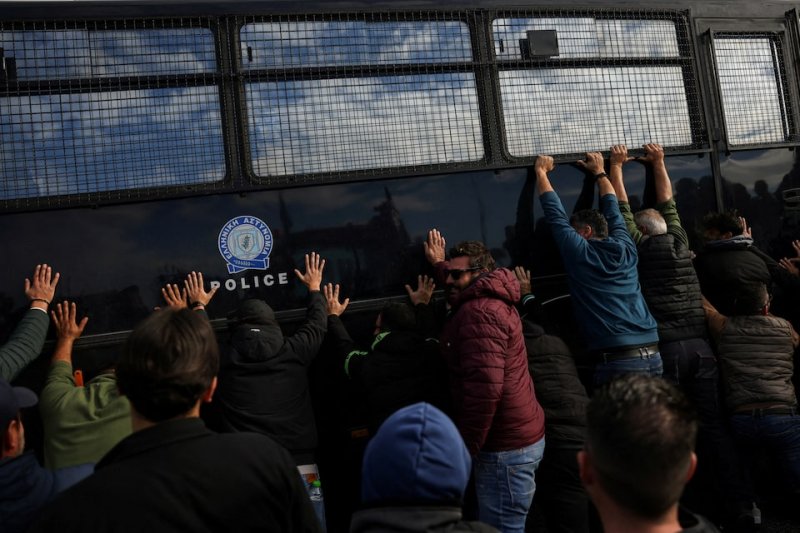 Greek farmers clash with police over delayed EU subsidies 