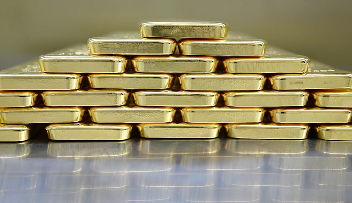 Gold prices slips as Treasury yields rise, data in focus 