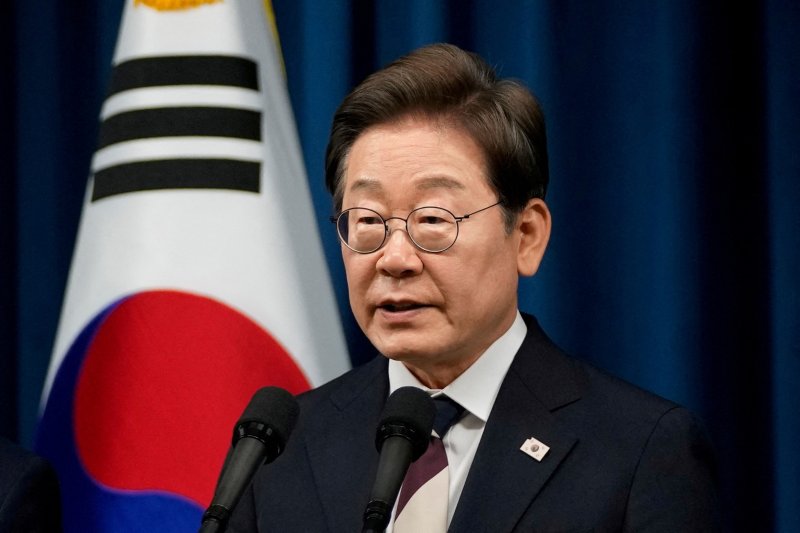 S. Korea's Lee proposes resuming talks with N. Korea