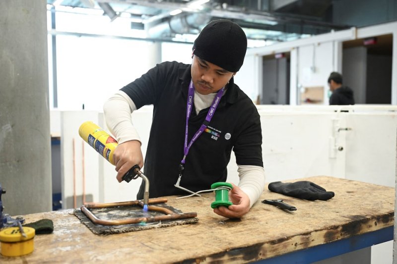 UK youth shift to skilled trades amid AI job fears 