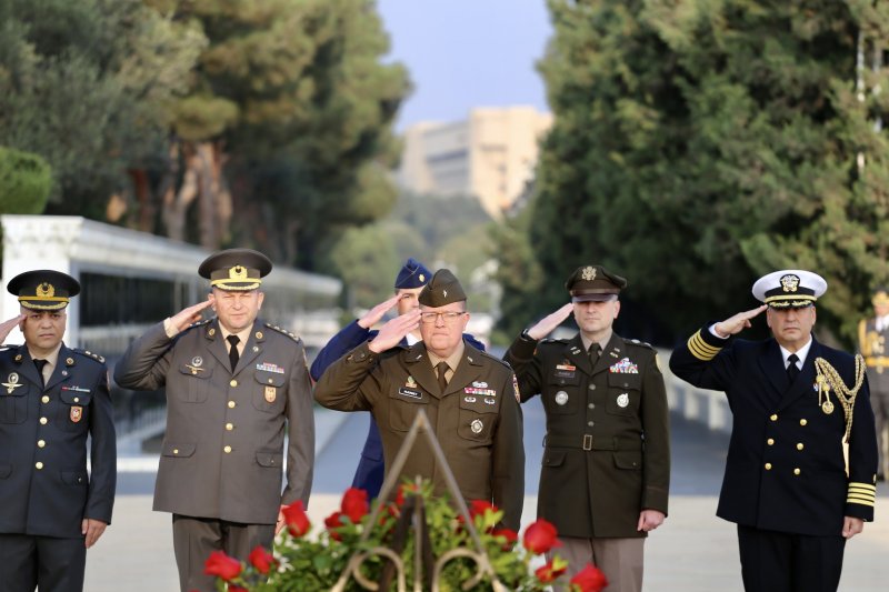US Brigadier General pays tribute to Azerbaijani martyrs 