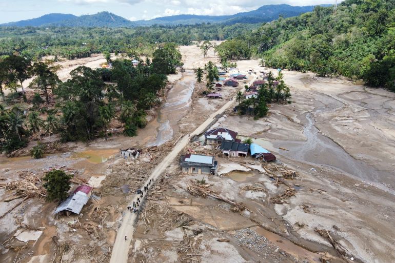 Death toll from Indonesia floods, landslides rises to 811 