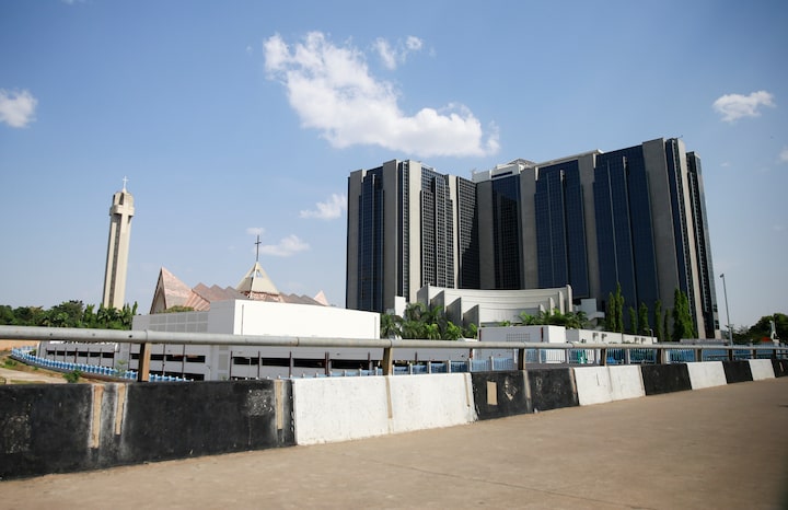 Nigeria limits cash withdrawals to curb money laundering 