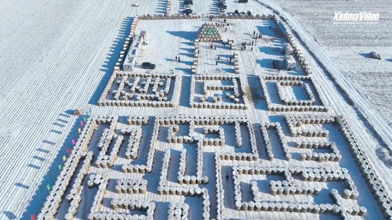 China builds world's largest non-permanent straw maze -  VIDEO 