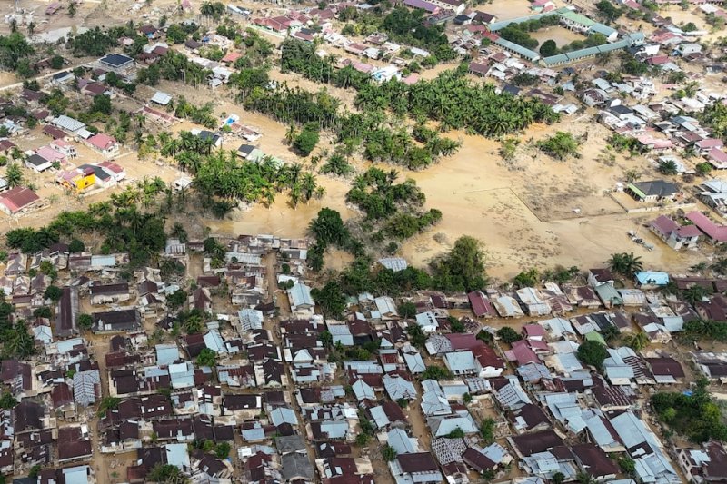 Sumatra floods: Deaths 867, military ramps up aid