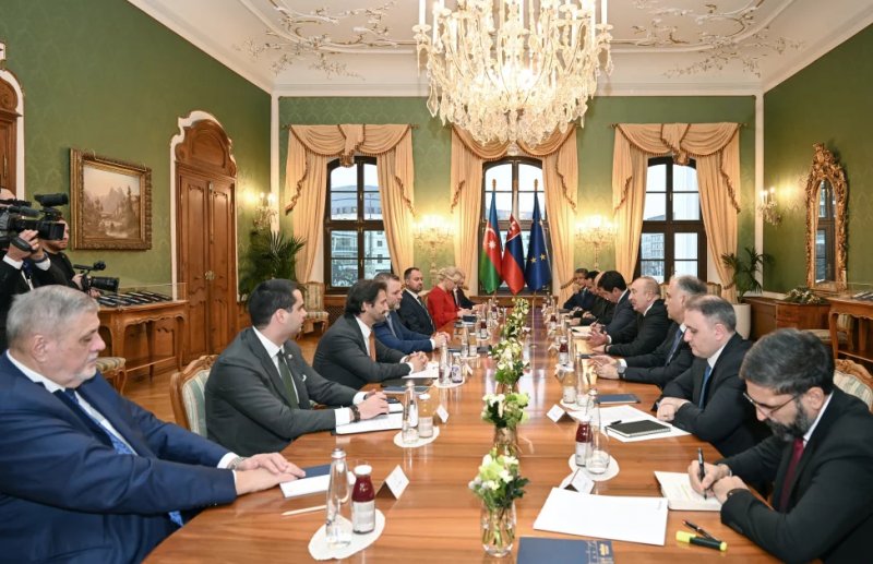 Ilham Aliyev holds expanded meeting with President of Slovakia