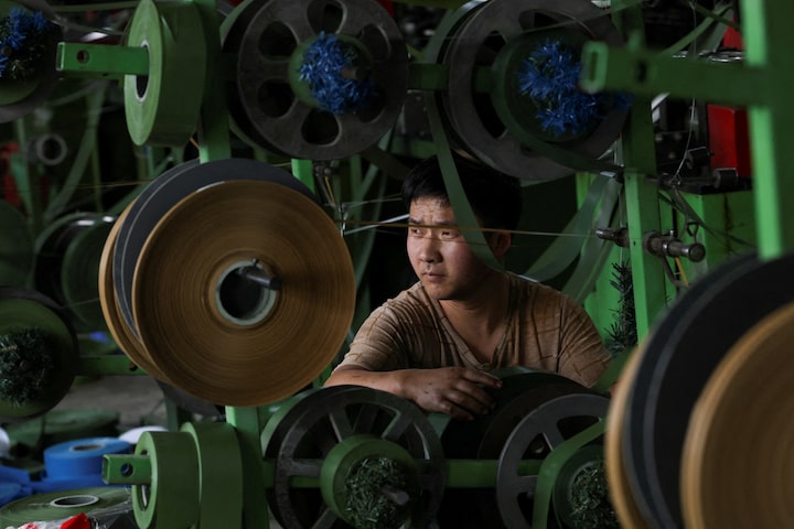 China’s Li criticizes tariffs as trade surplus sparks global tensions