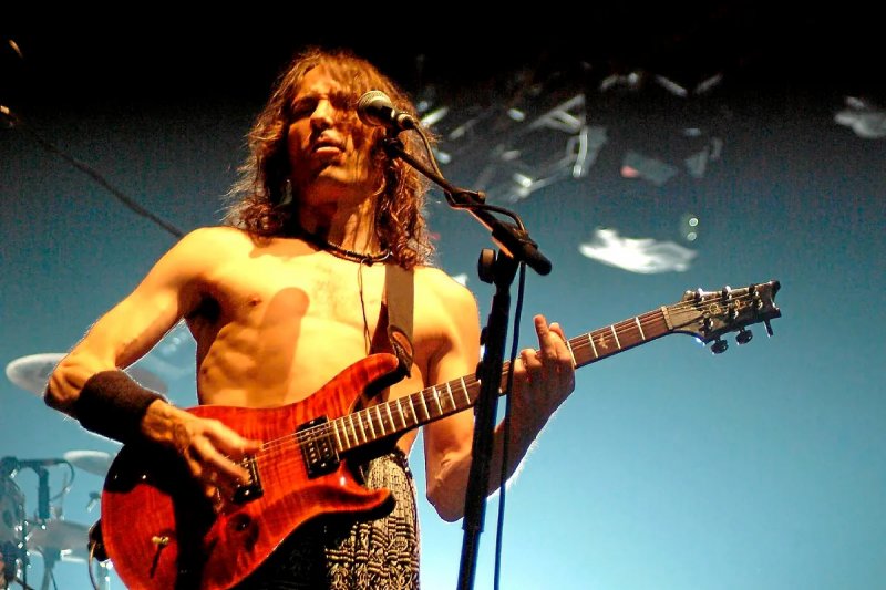 Spanish rock icon Robe Iniesta dies aged 63