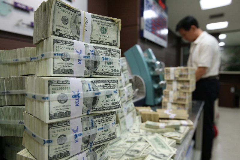 Global debt hits record $346 trillion in Q3