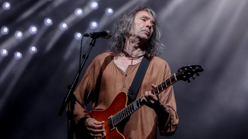 Who is Robe Iniesta and why his influence endures in Spanish rock?