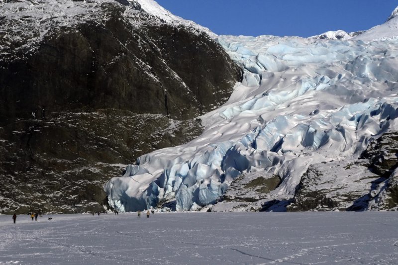 Melting glaciers raise global water, disaster risks