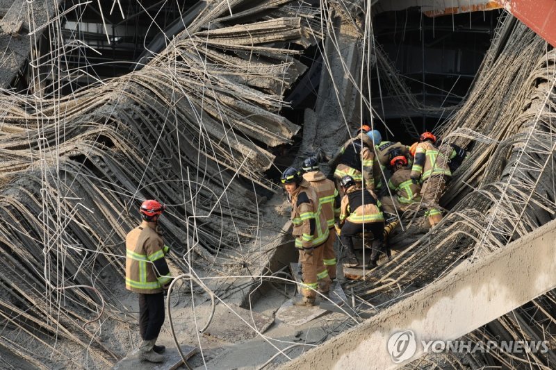 1 dead, 3 trapped in Gwangju Library collapse