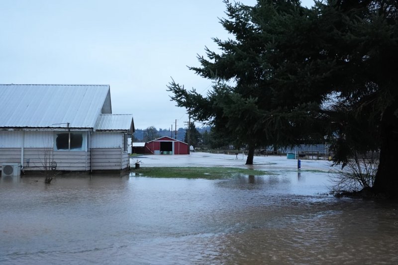 Pacific Northwest floods force 100,000 to evacuate