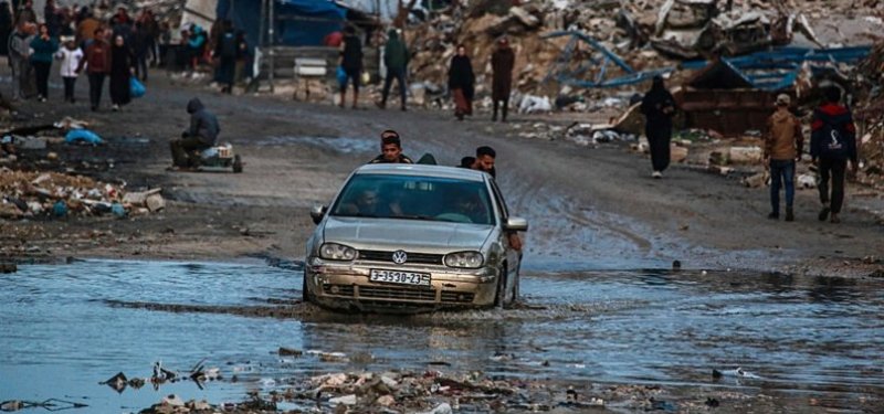 Heavy rains cause 3 damaged buildings to collapse in Gaza City