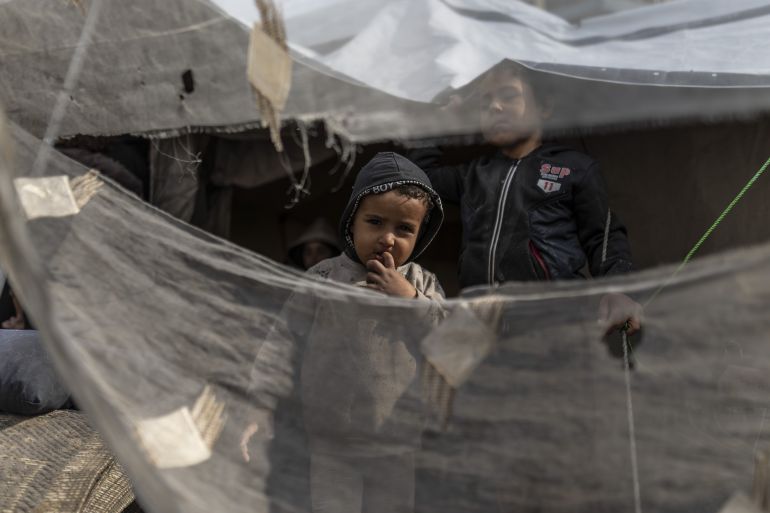 Palestinians seek mobile homes as tents wear out 