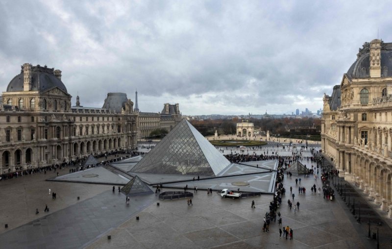 Rolling strike hits Louvre ahead of holiday season