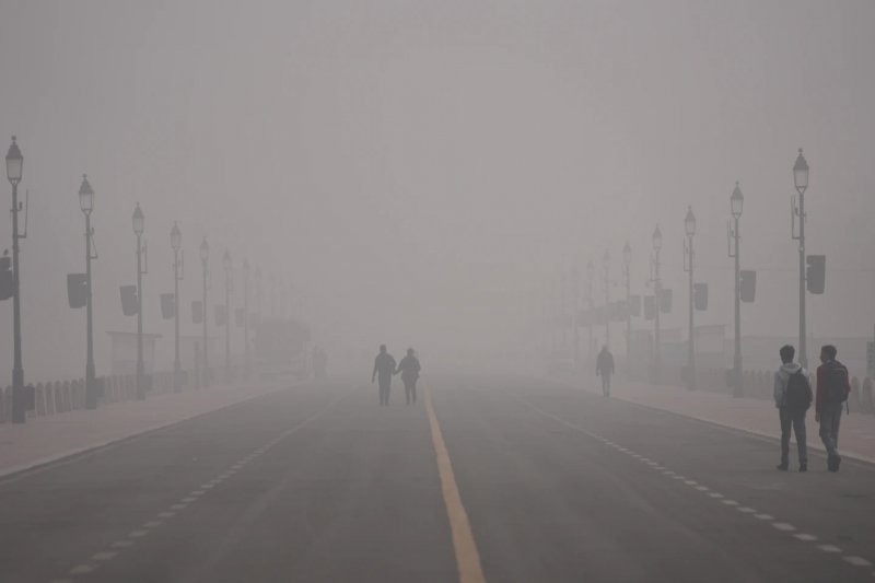 New Delhi flights hit by fog amid severe air pollution