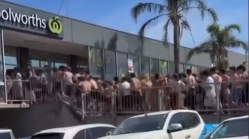Riot police respond to mass youth disturbance in Melbourne -  VIDEO 
