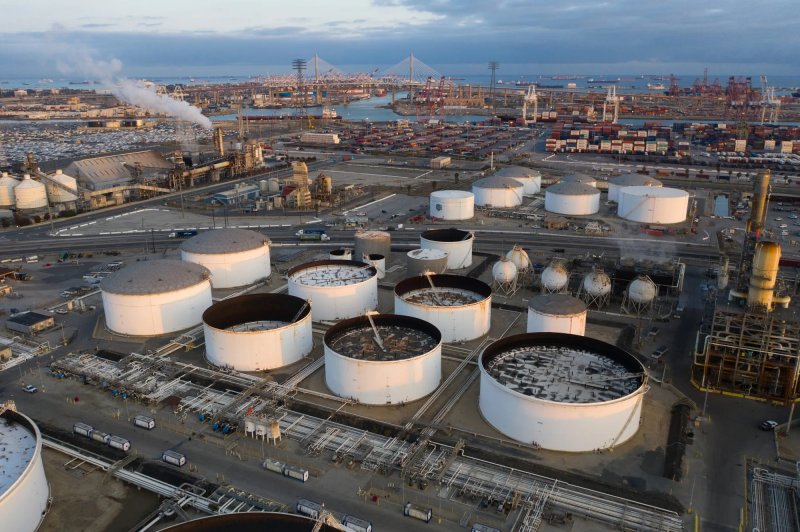 Oil edges up as oversupply weighs on market