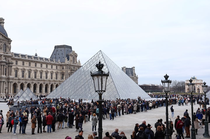 Louvre staff call off strike, museum to reopen