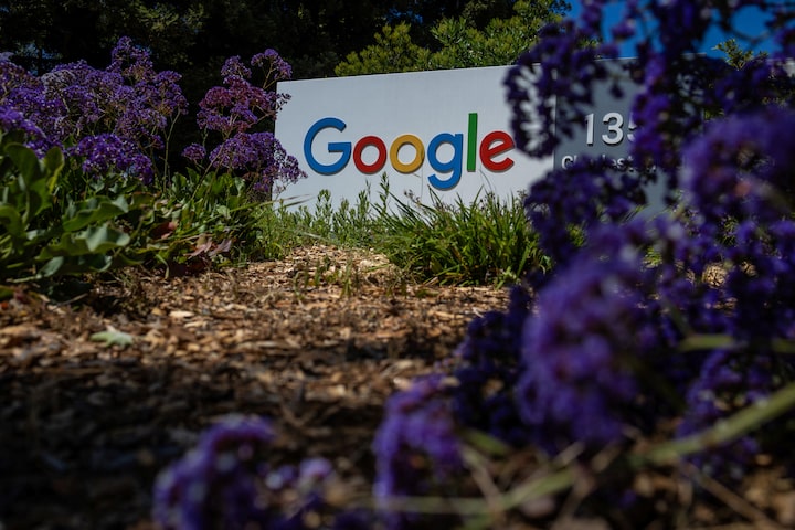 Google warns US visa staff to avoid travel over embassy delays