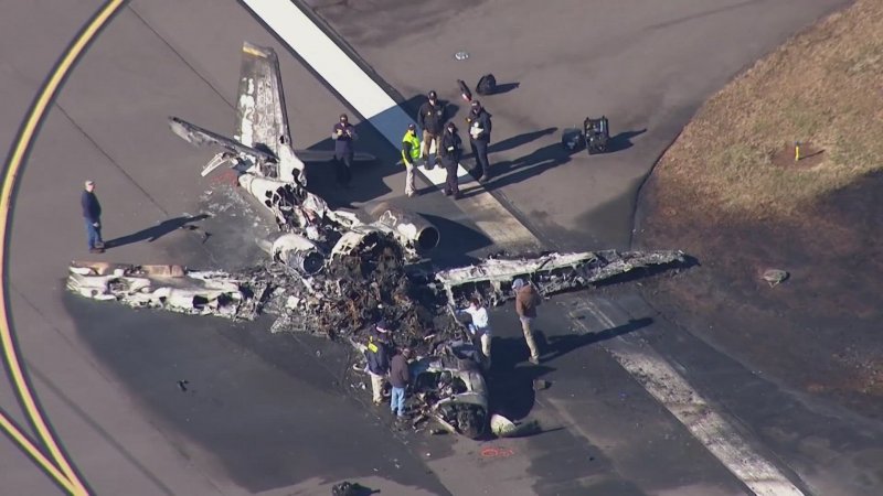 Plane crash kills 7, including former NASCAR driver Greg Biffle