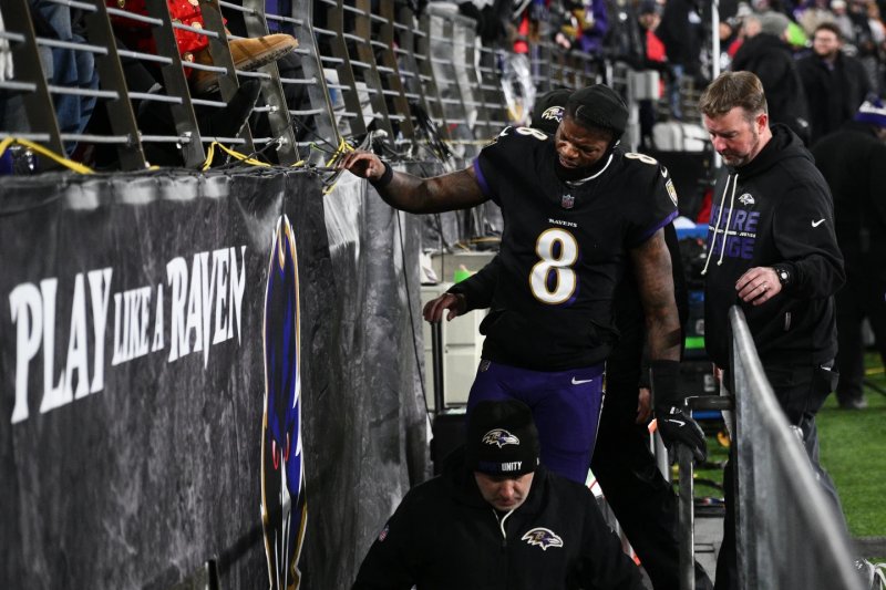 Lamar Jackson leaves game early as Ravens fall to Pats