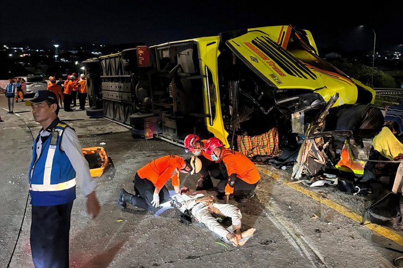 At least 16 dead in Indonesia bus crash -  VIDEO 