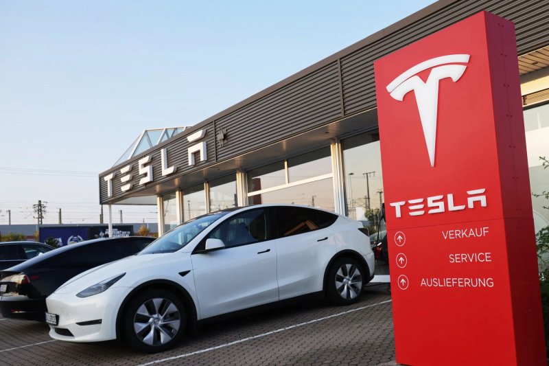 Tesla's EU sales plunge amid rising competition