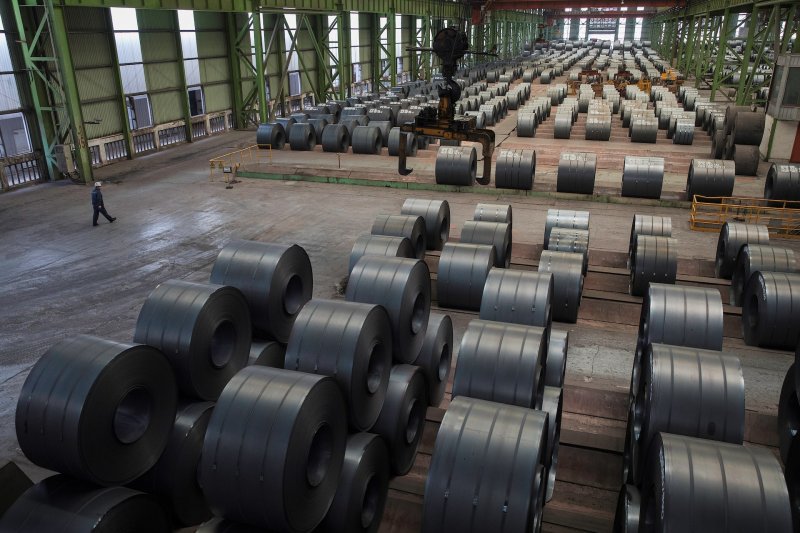 Global crude steel output slips as China pulls back
