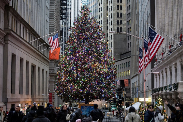 U.S. stock futures edge lower in shortened holiday trading
