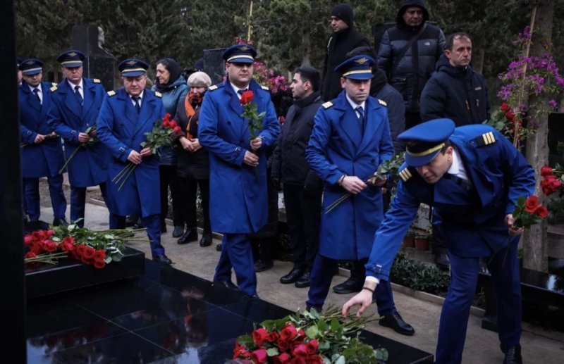 AZAL crash anniversary marked with cemetery visit in Baku