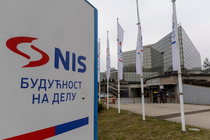 Serbia backs talks over sale of sanctioned NIS oil firm