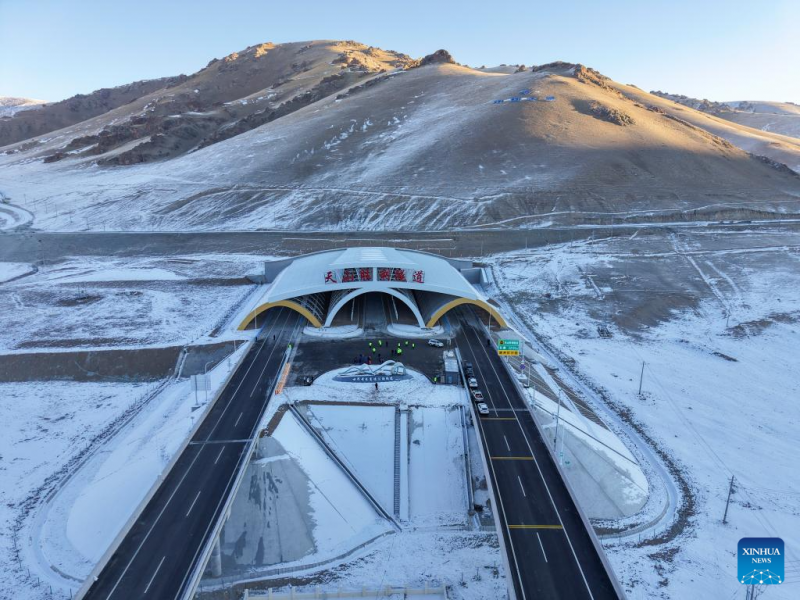 World’s longest expressway tunnel opens in Xinjiang 