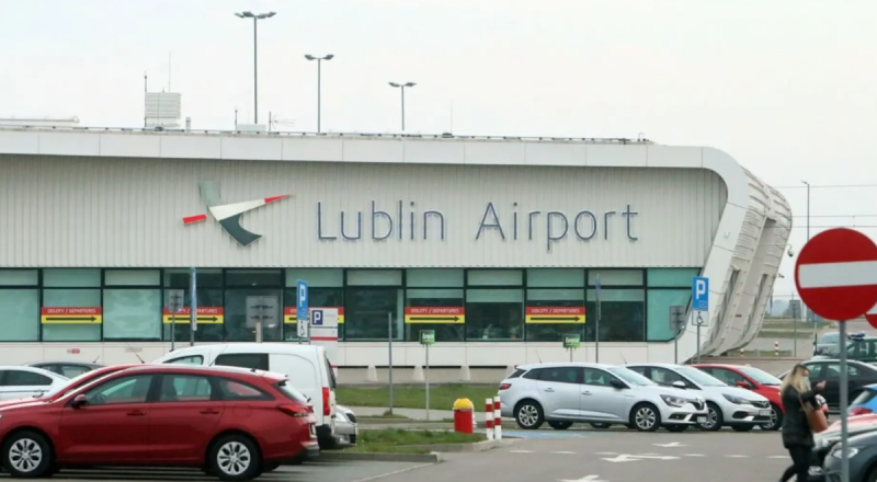 Polish airports reopen after Russian strikes on Ukraine 