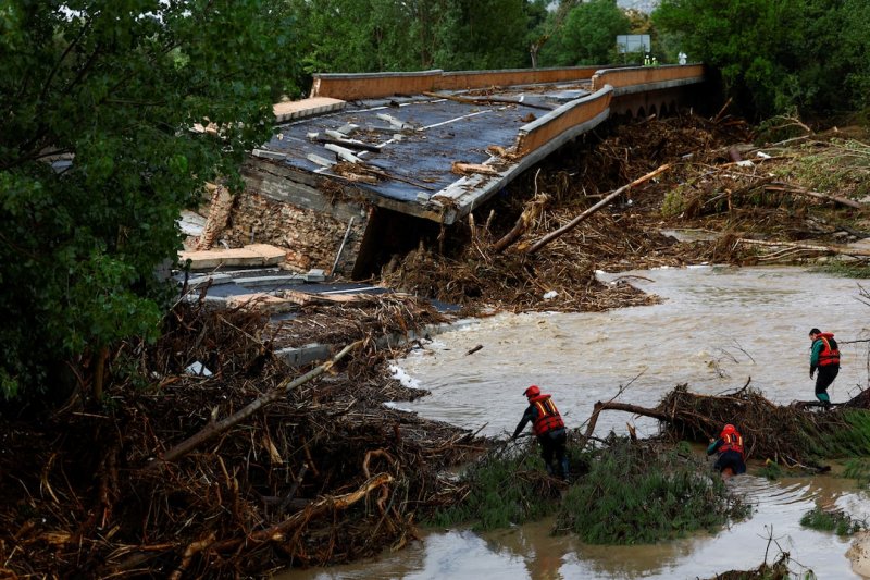 Spain floods kill three as rivers overflow 