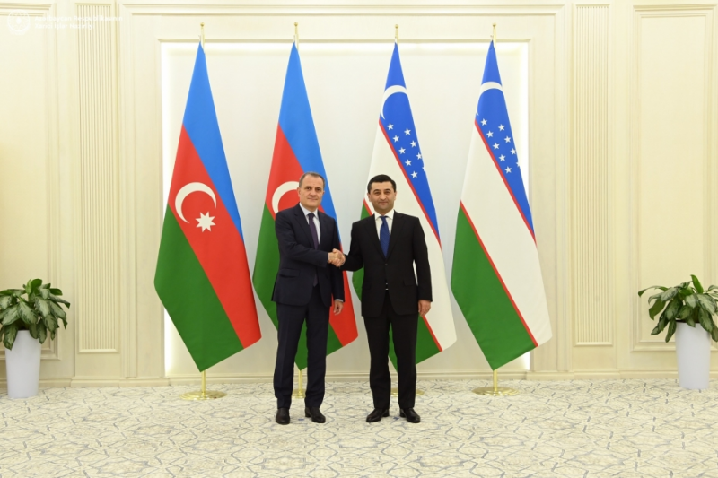 Azerbaijani, Uzbek FMs review bilateral, regional issues