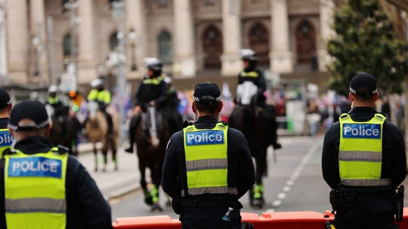 Over 100 arrested in Melbourne shopping center crackdown