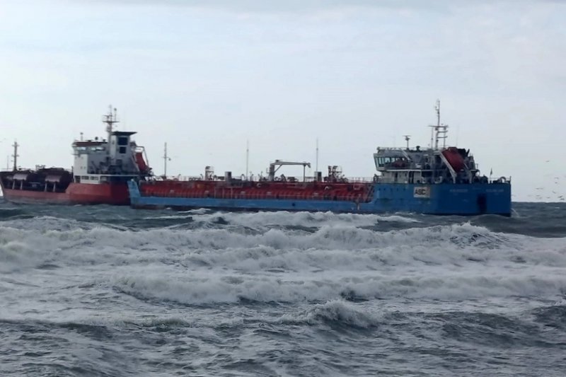 Emergency signals from Azerbaijani, Turkish tankers off Istanbul 