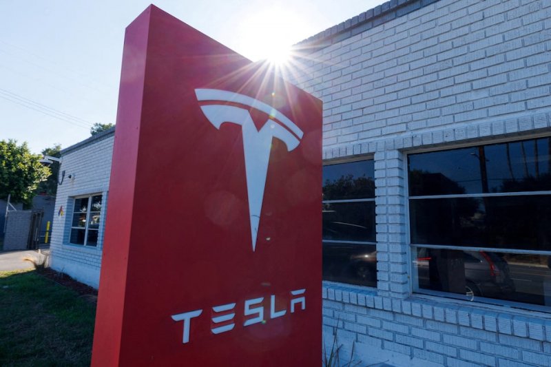 Tesla Q4 deliveries seen falling as incentives fade 
