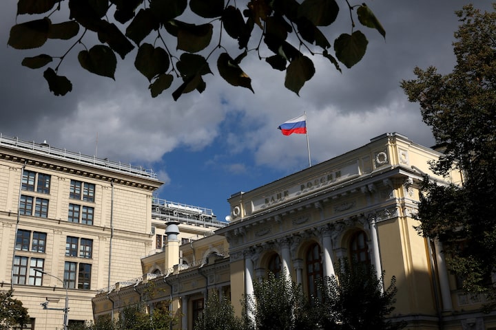 Russia eases bank rules to help companies restructure debt 