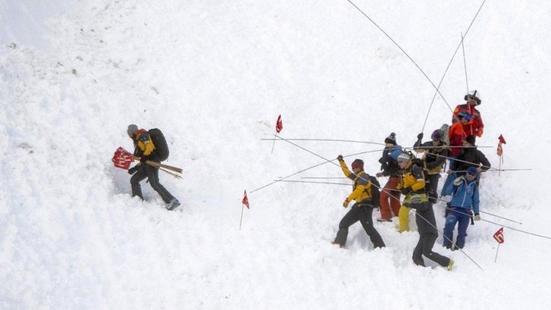 2 skiers rescued from avalanche in west Austria 