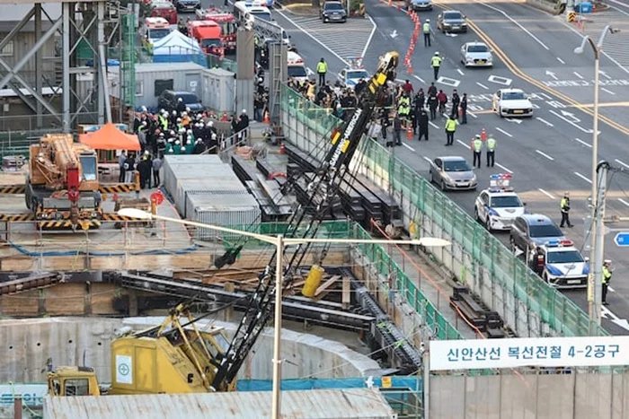 7 workers trapped after accident at Seoul's subway construction site