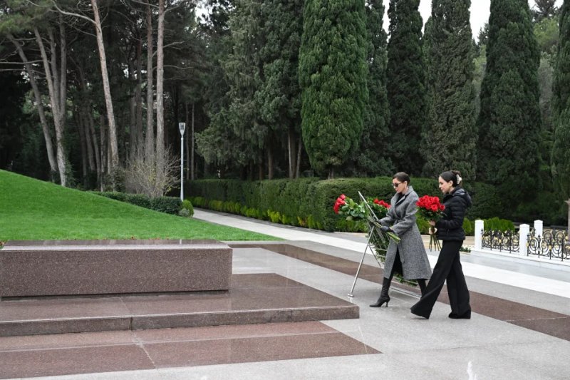 Azerbaijani president and first lady pay tribute to National Leader Heydar Aliyev